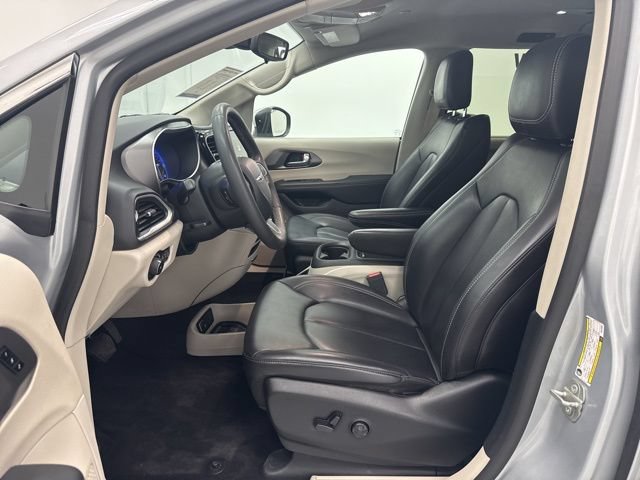 Used 2023 Chrysler Pacifica Touring-L FWD image 21