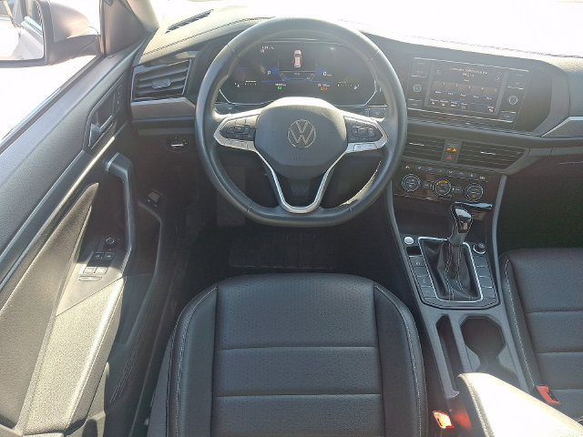 Used 2024 Volkswagen Jetta SE FWD image 2