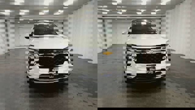 Used 2025 Chevrolet Trax LT w/ LT Convenience Package image 3