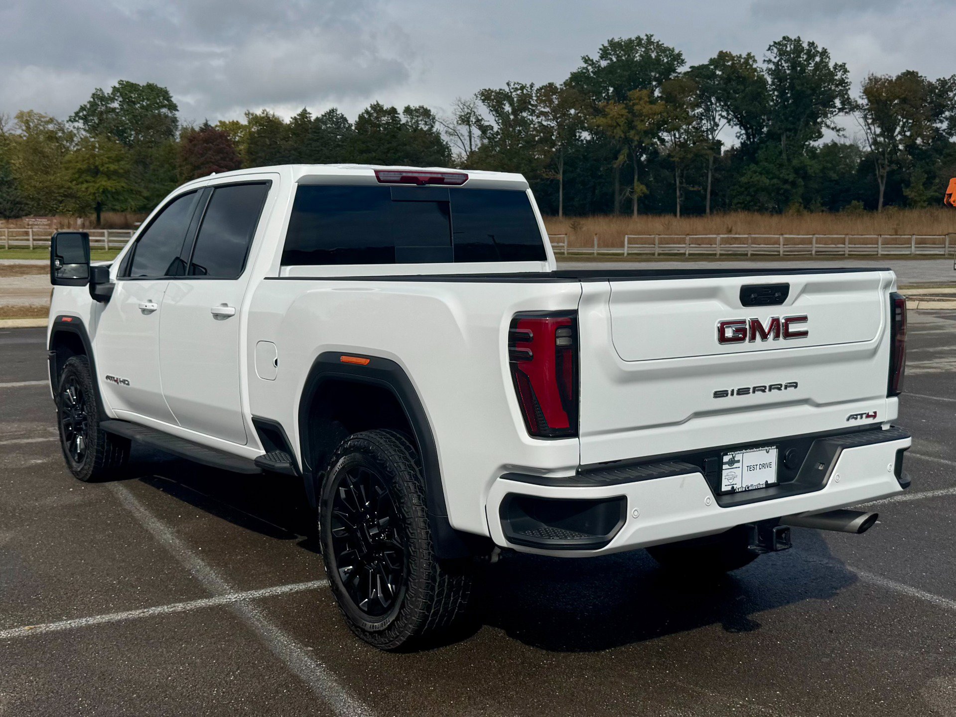Used 2024 GMC Sierra 2500 AT4 w/ AT4 Preferred Package image 4