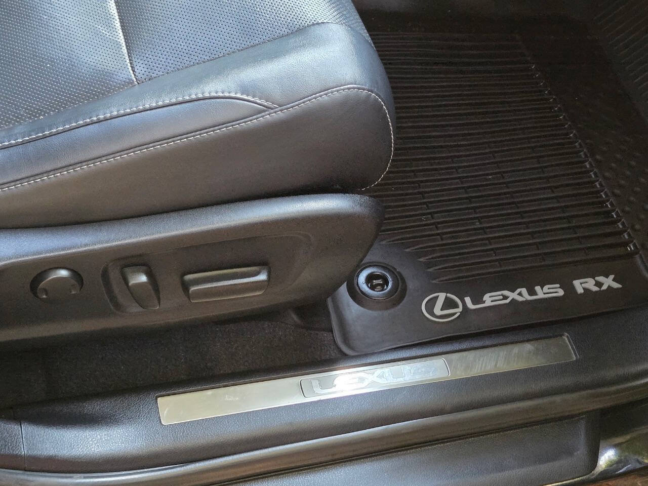 Used 2018 Lexus RX 450hL Premium w/ Premium Package AWD/4WD image 31