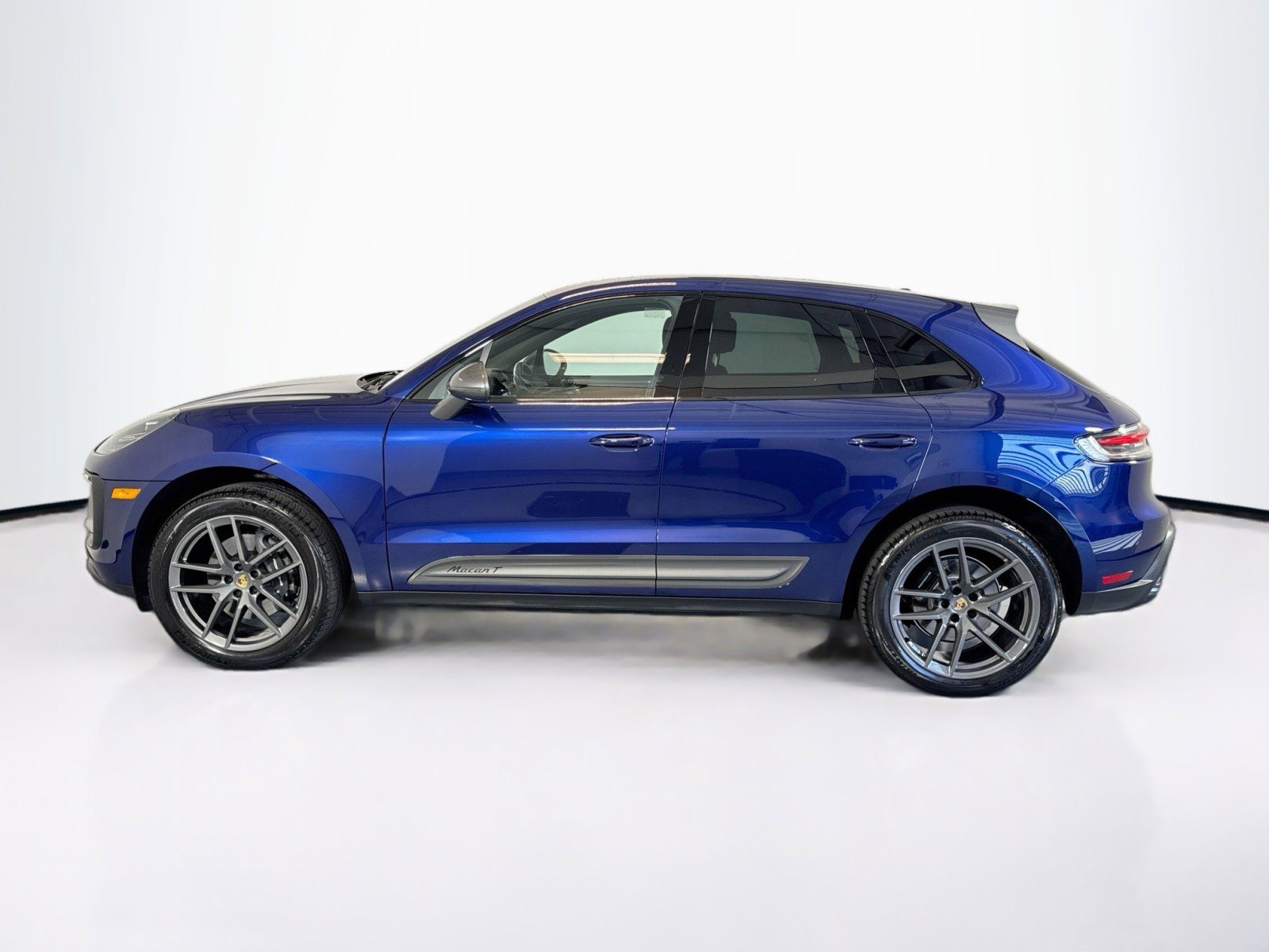 Certified 2025 Porsche Macan AWD/4WD image 2