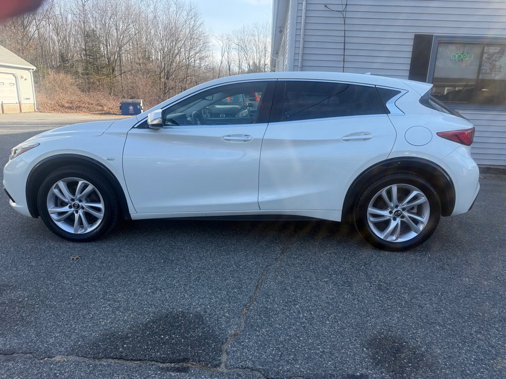 Used 2017 INFINITI QX30 image 5