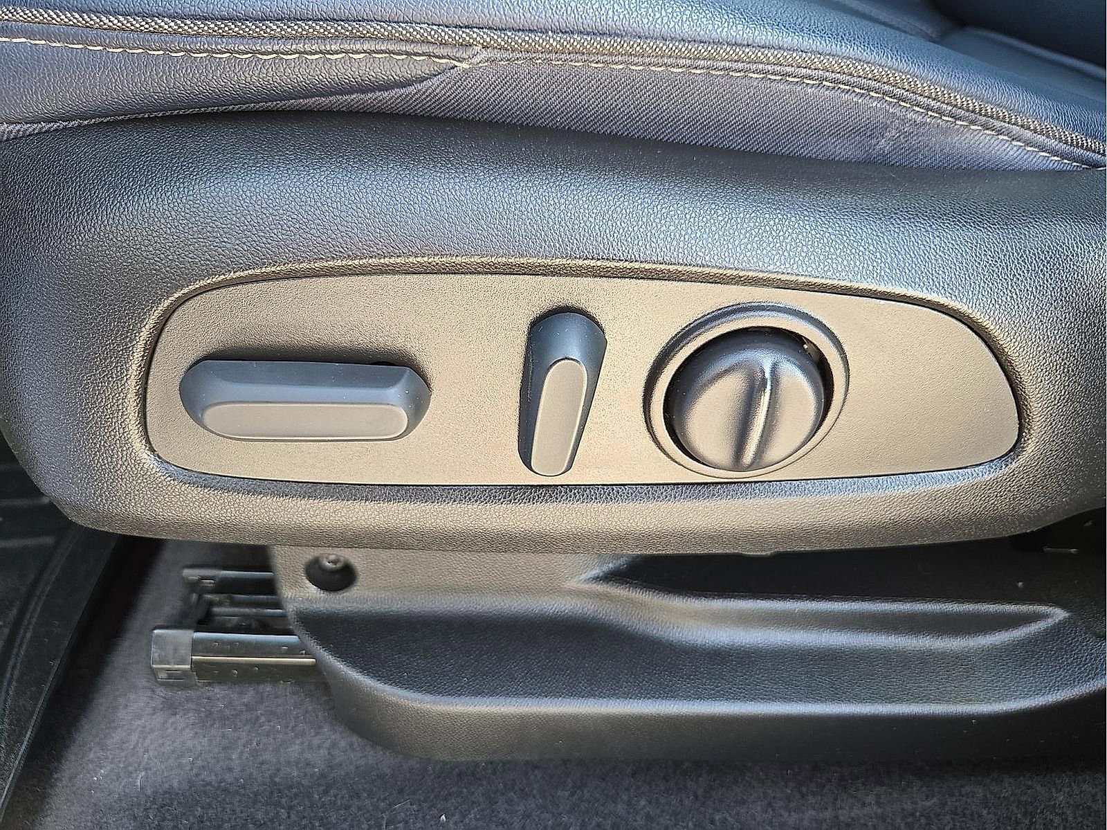 Used 2022 Chevrolet Bolt EUV Premier w/ Sun & Sound Package FWD image 15