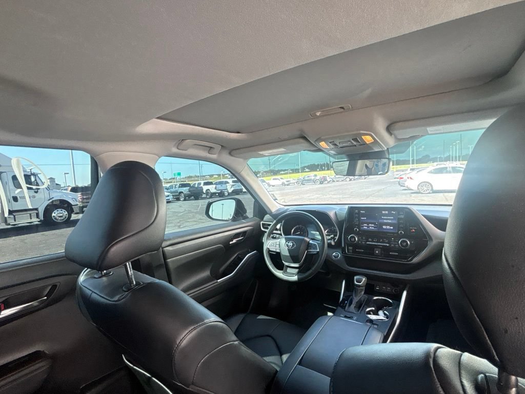 Used 2022 Toyota Highlander XLE AWD/4WD image 32