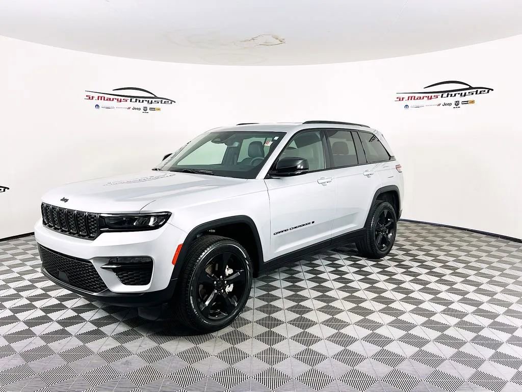 Used 2024 Jeep Grand Cherokee Limited w/ Black Appearance Package AWD/4WD image 4