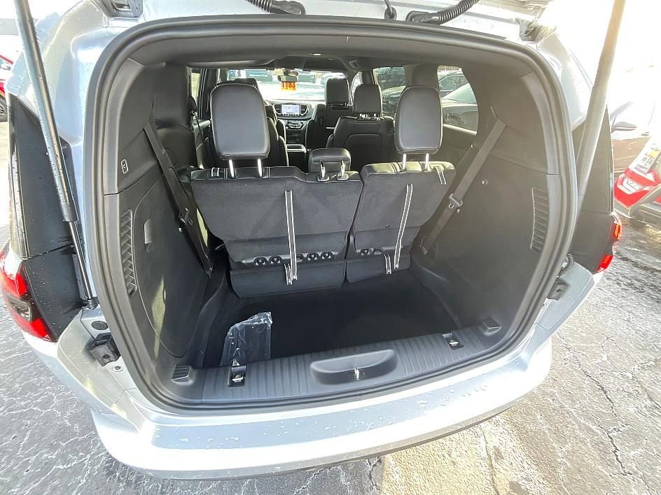 New 2026 Chrysler Pacifica Select image 8