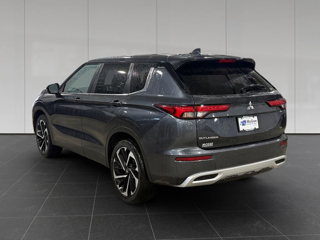 Used 2024 Mitsubishi Outlander SE Black Edition image 2