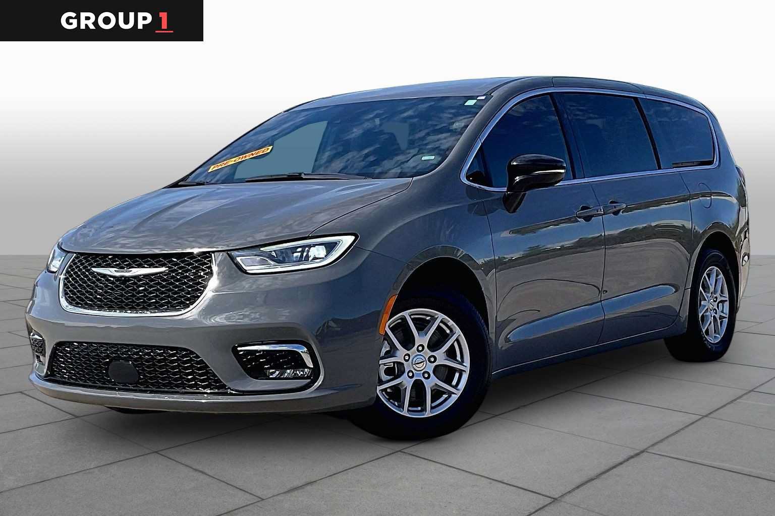Used 2025 Chrysler Pacifica Select