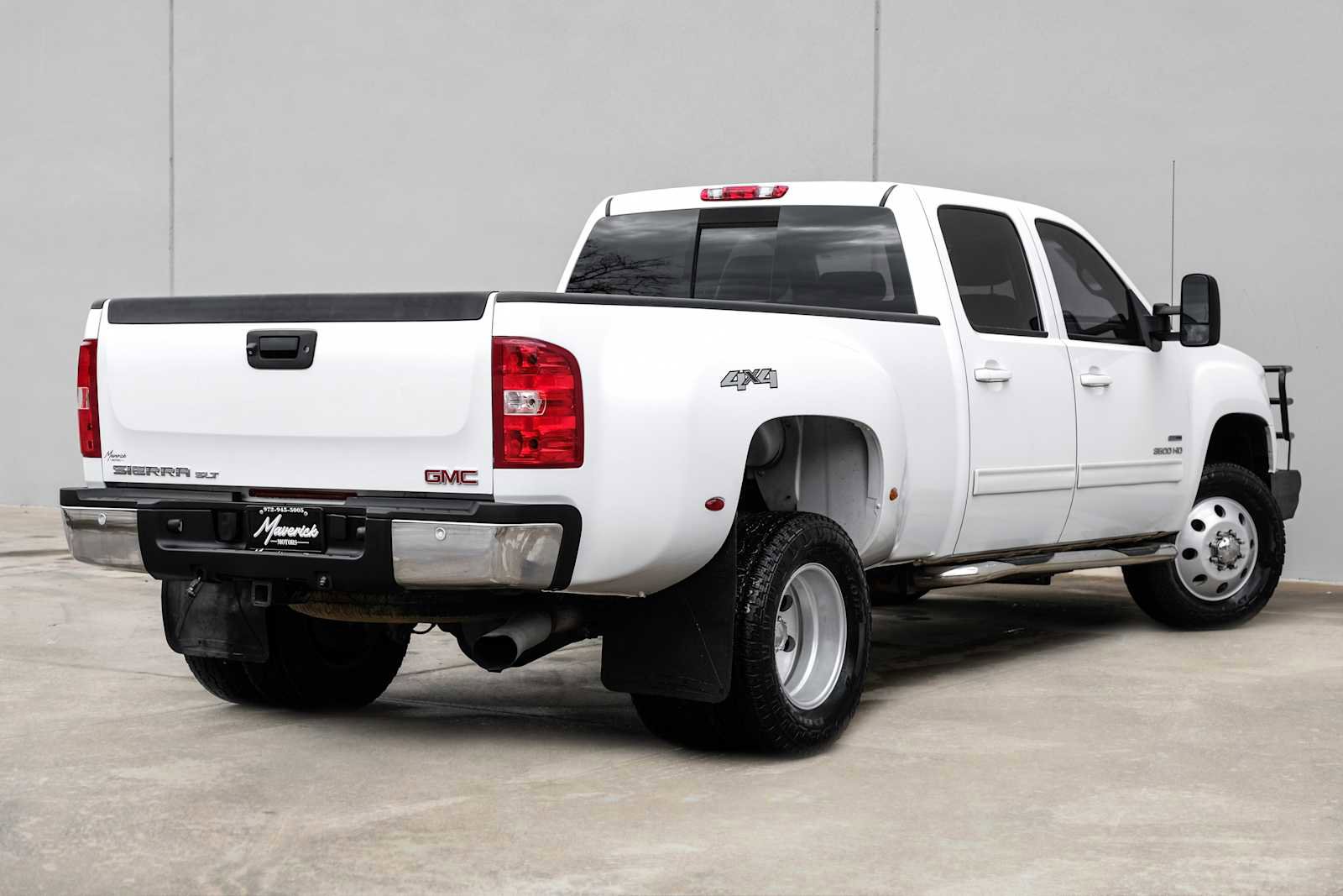 Used 2010 GMC Sierra 3500 SLT w/ SLT Convenience Package image 8