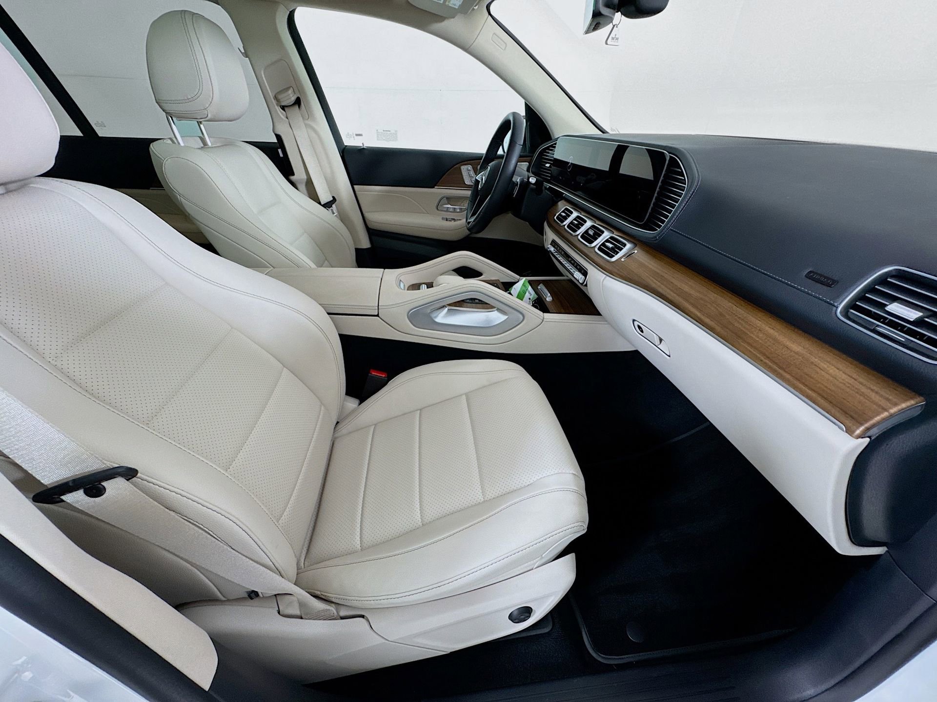 Certified 2026 Mercedes-Benz GLS 450 4MATIC image 32