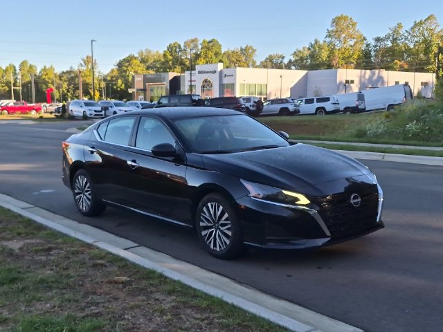 Used 2025 Nissan Altima 2.5 SV FWD image 7