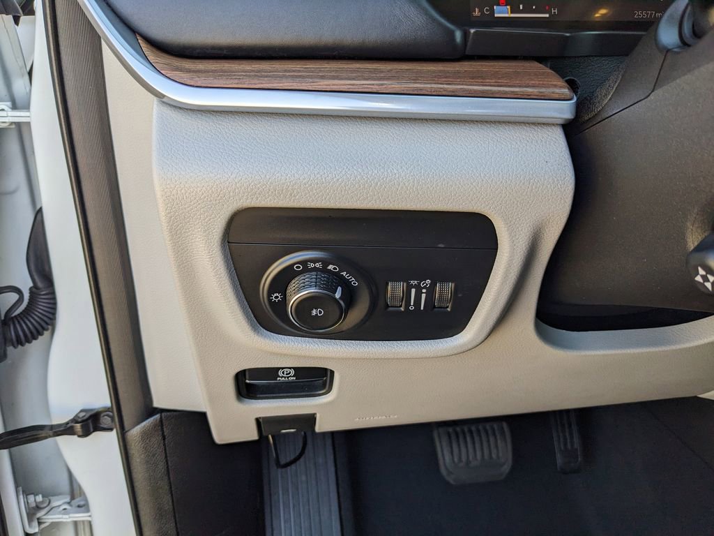 Used 2022 Jeep Grand Cherokee Summit w/ Luxury Tech Group V image 32