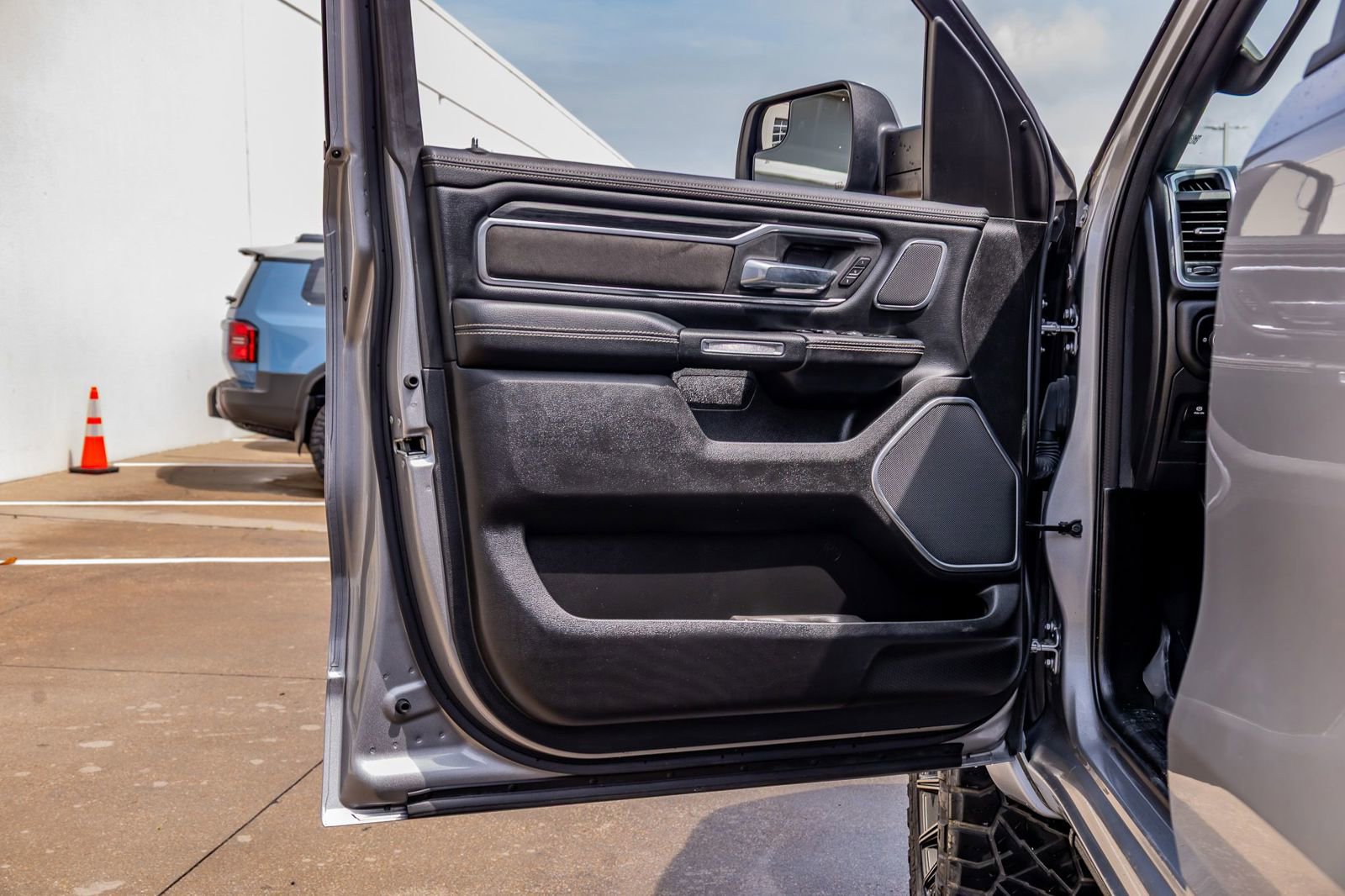 Used 2023 RAM 1500 Laramie AWD/4WD image 34
