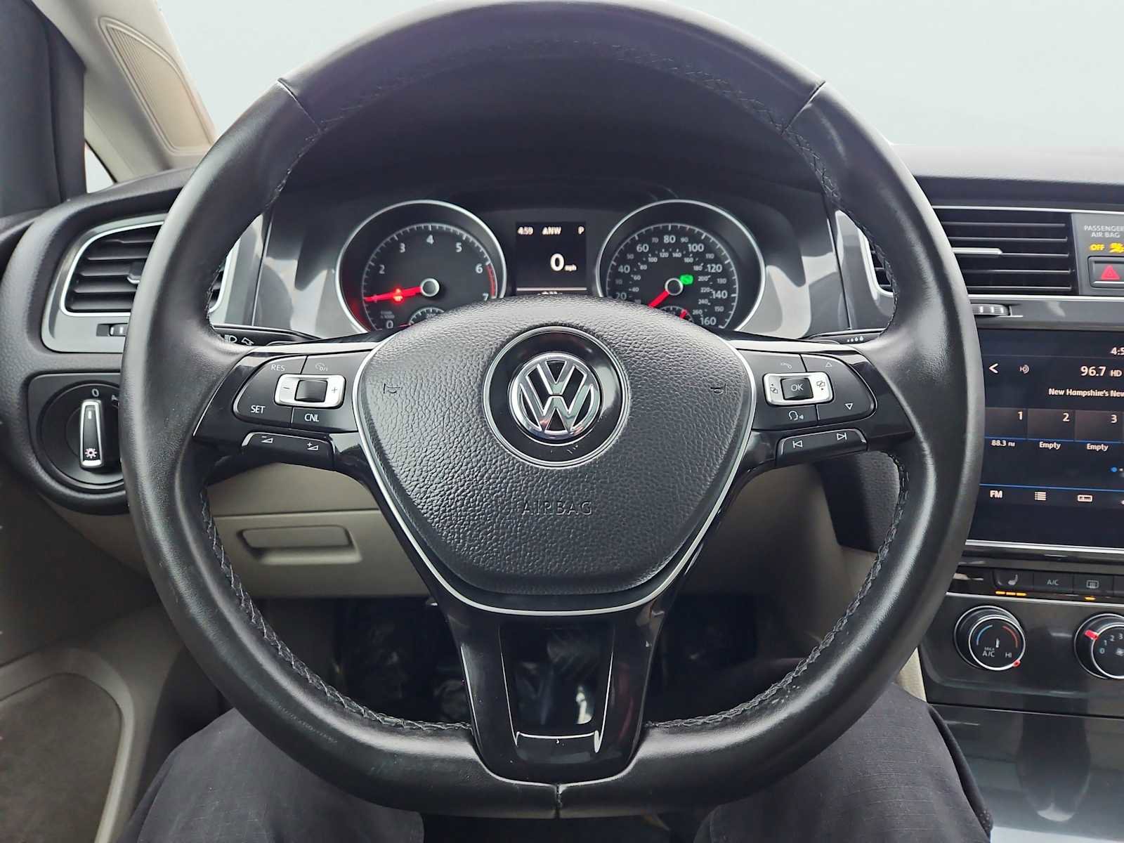 Used 2018 Volkswagen Golf SE image 28