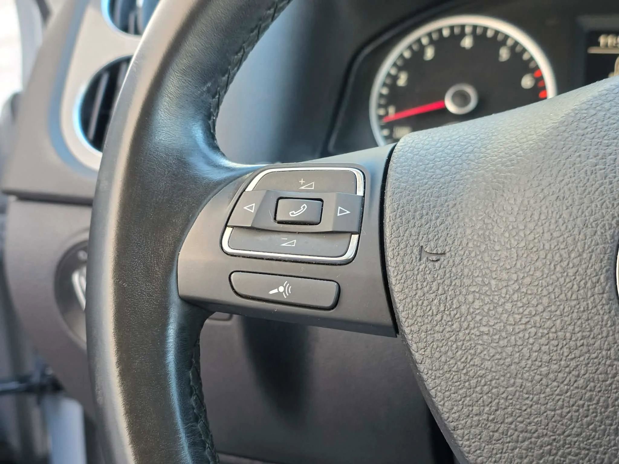 Used 2013 Volkswagen Tiguan S FWD image 21