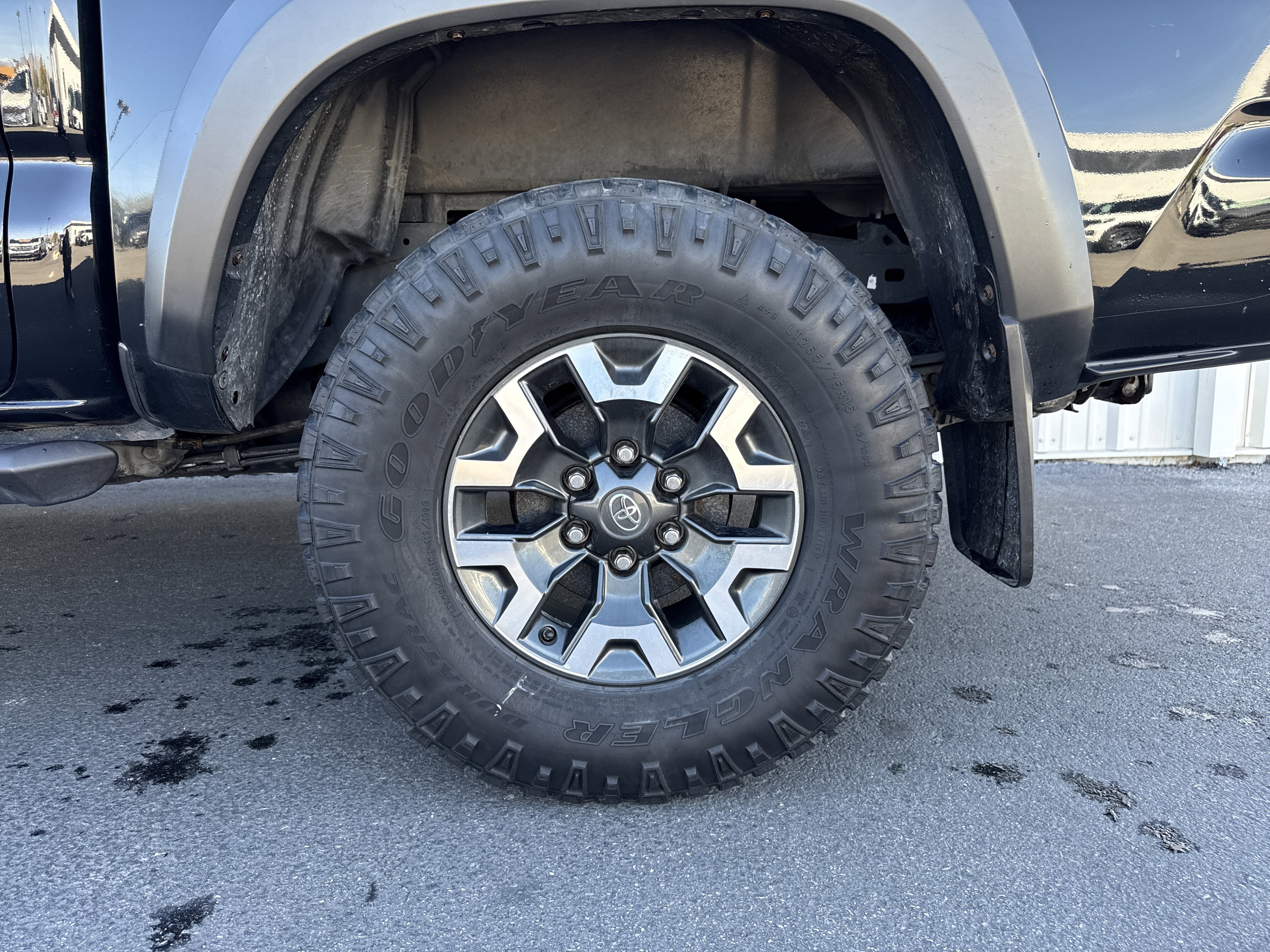 Used 2017 Toyota Tacoma TRD Off-Road w/ Tow Package (A/T) image 3
