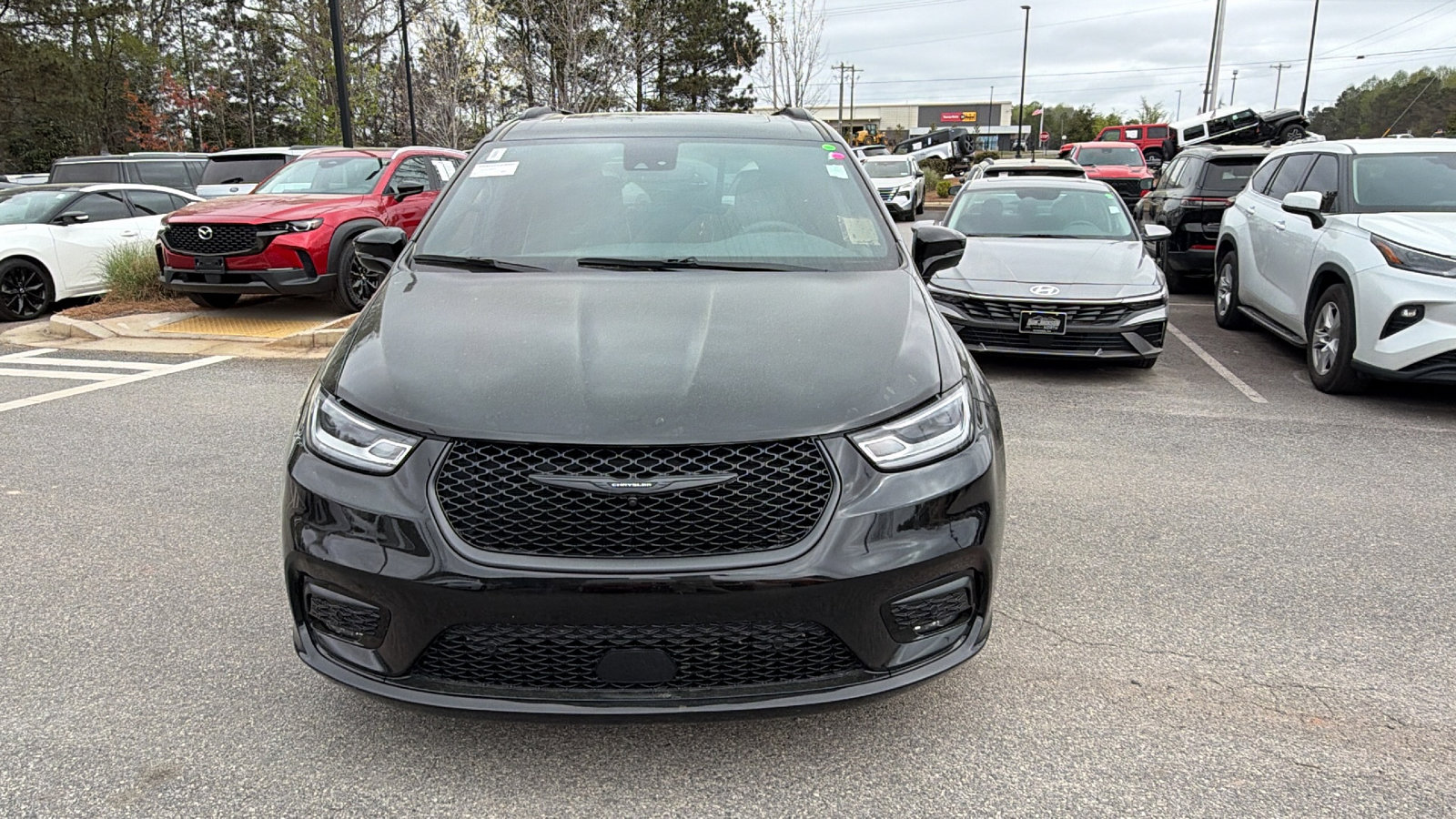 Used 2024 Chrysler Pacifica Premium image 3