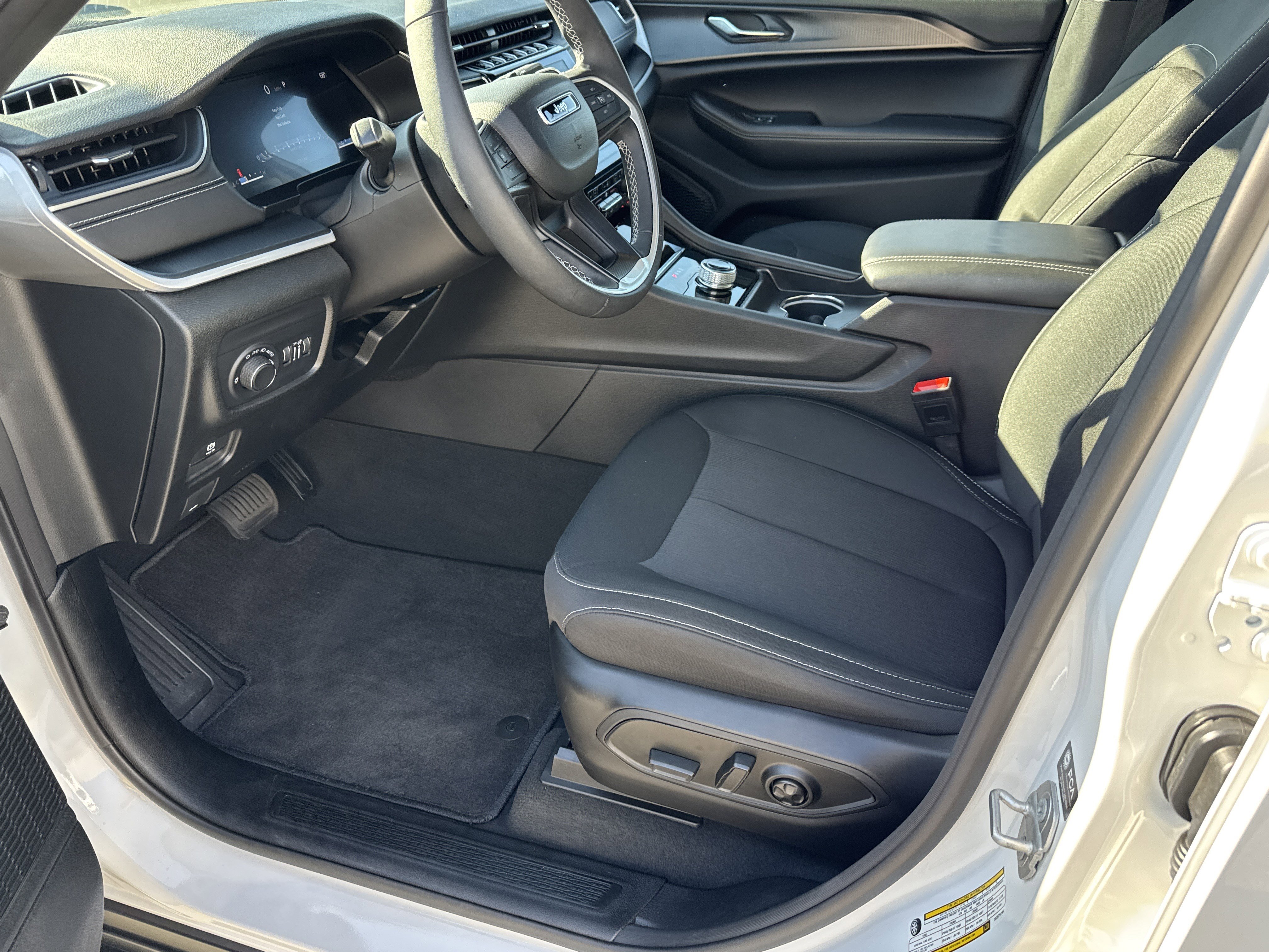 Used 2025 Jeep Grand Cherokee Laredo w/ Luxury Tech Group I image 16