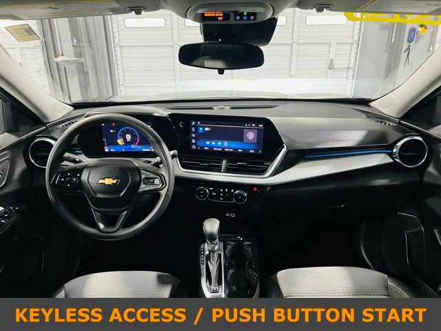 Used 2025 Chevrolet Trax LT FWD image 4