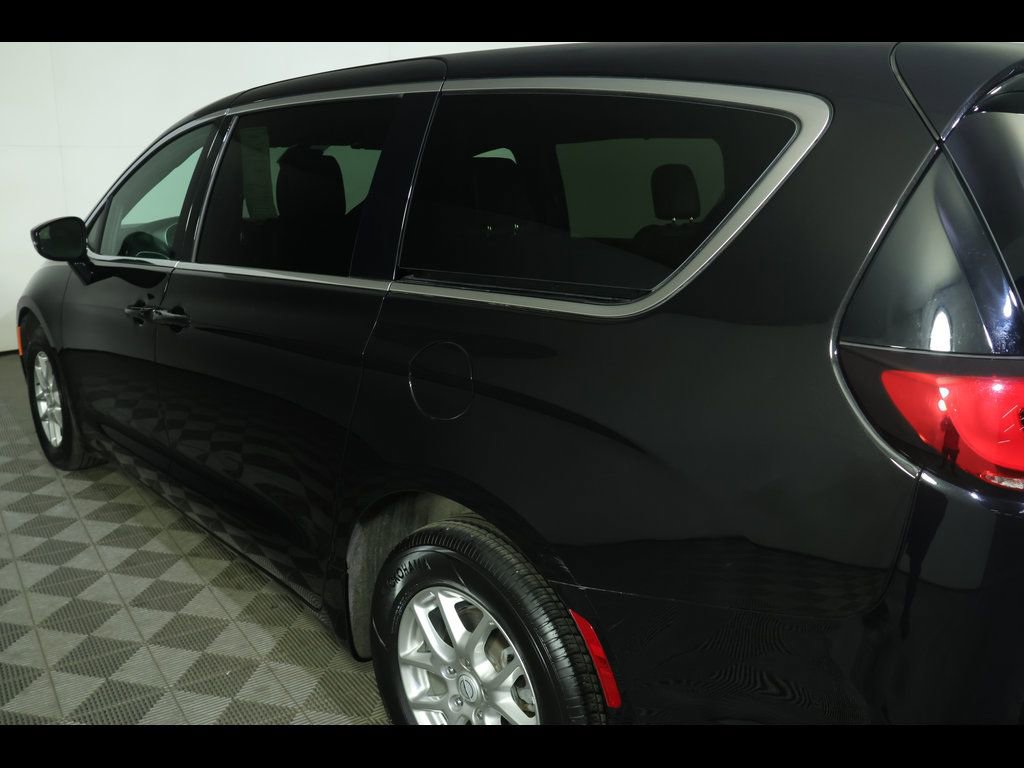 Used 2025 Chrysler Pacifica Select image 16