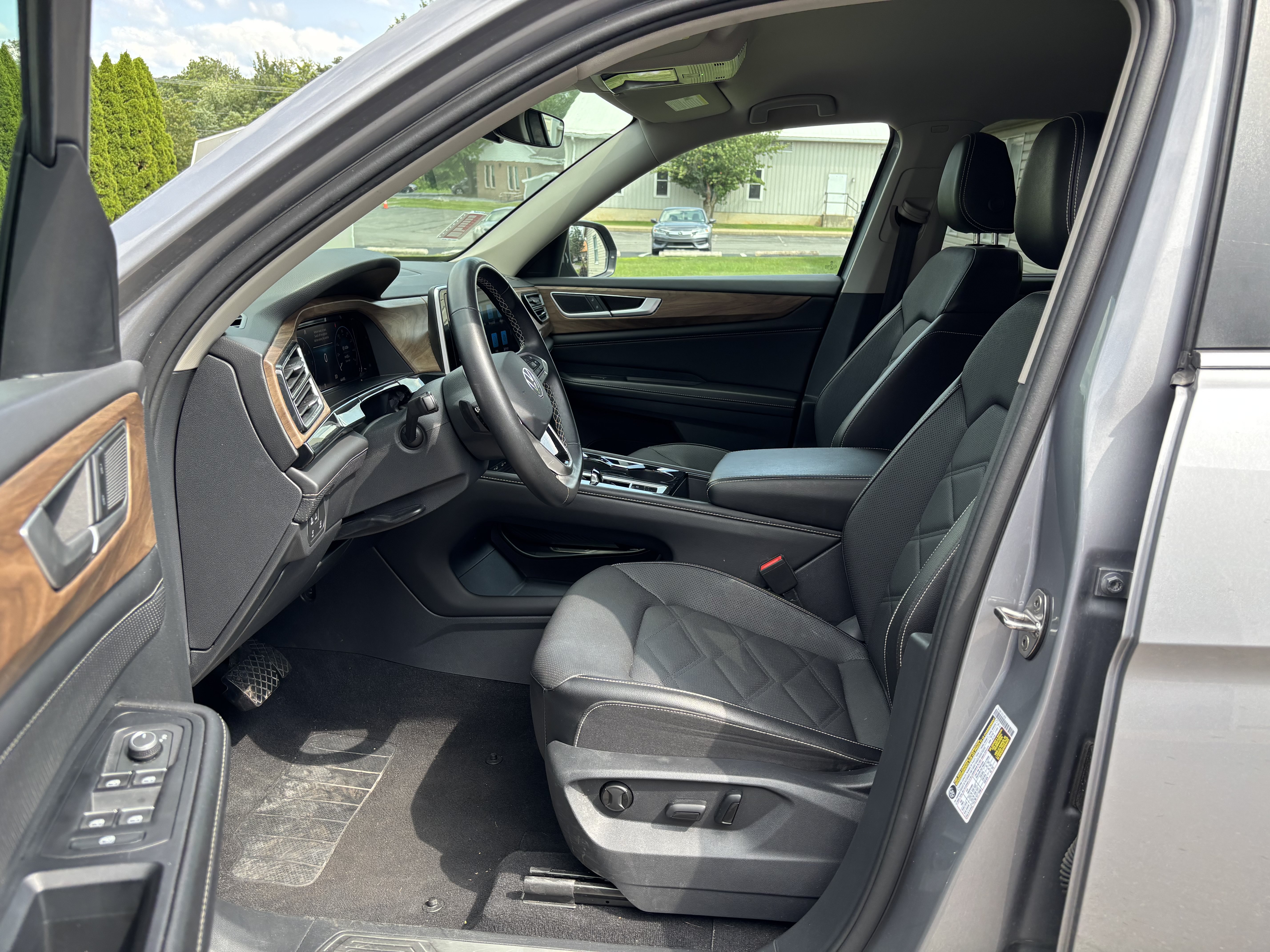 Used 2025 Volkswagen Atlas SE AWD/4WD image 13