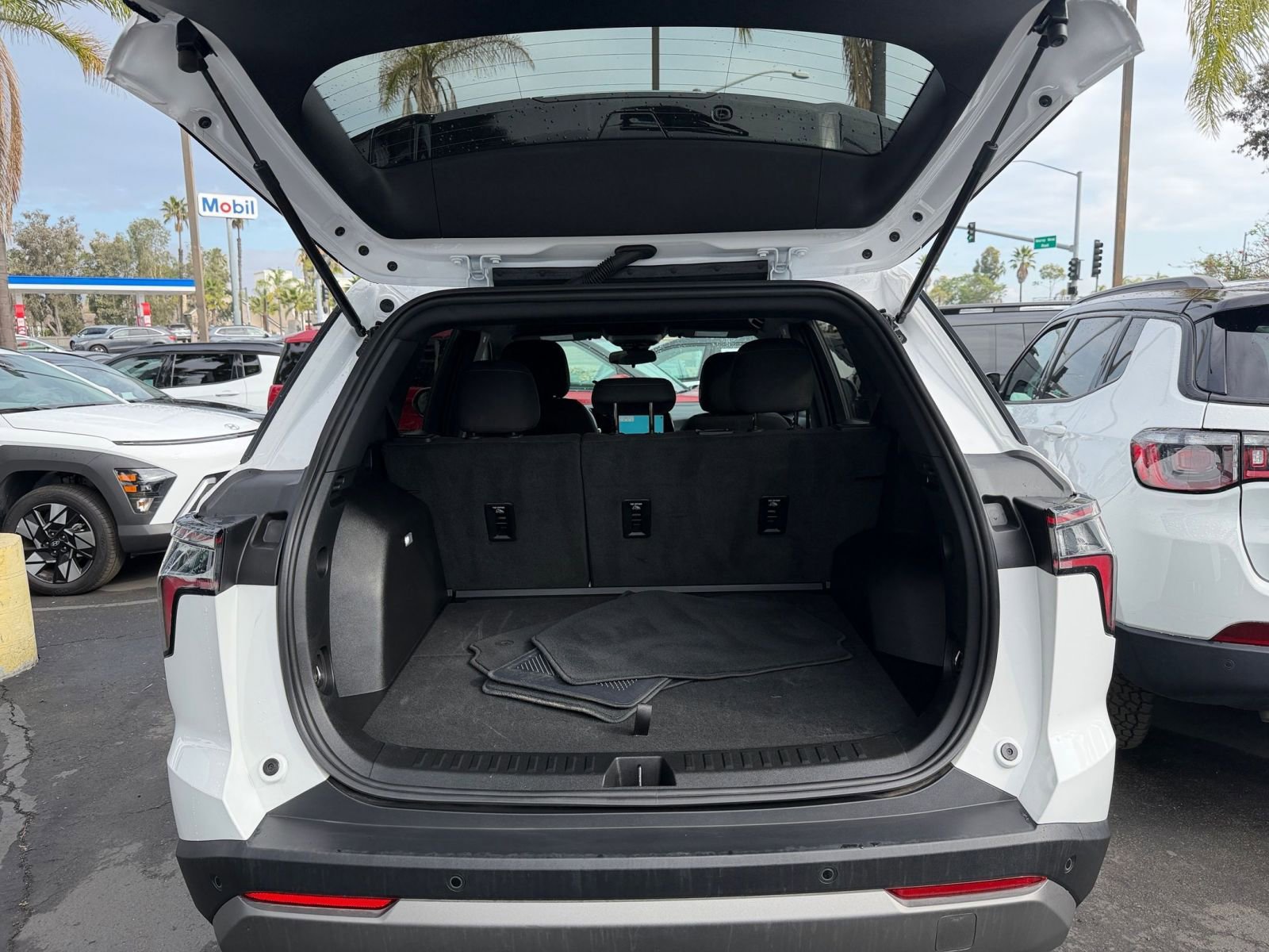 Used 2025 Chevrolet Equinox LT image 32