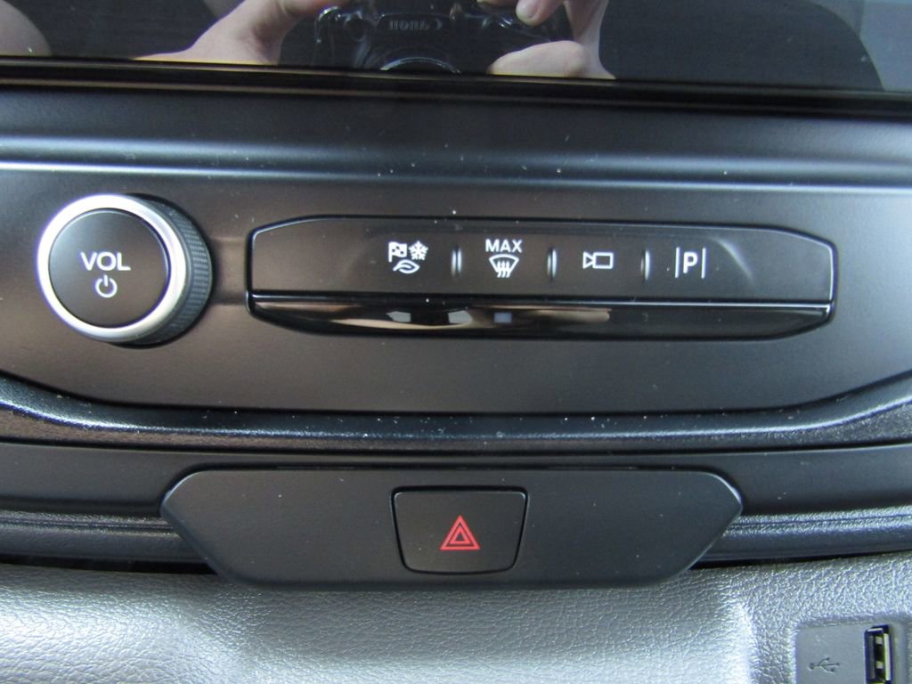 Used 2024 Ford E-Transit 148 Medium Roof image 28