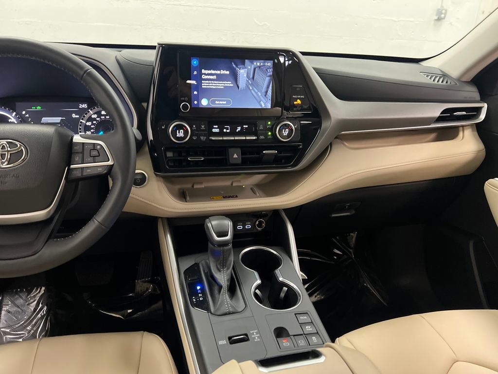 Used 2025 Toyota Highlander XLE image 19