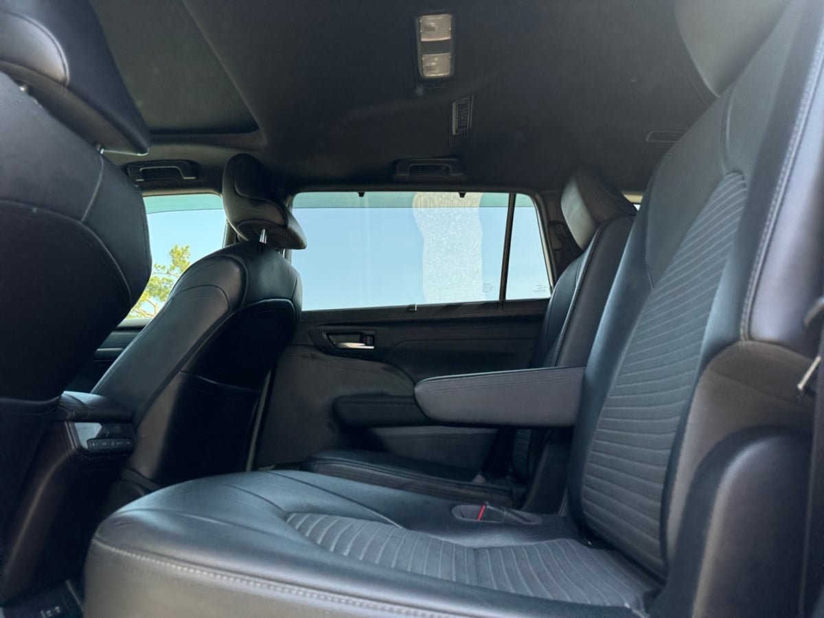 Used 2021 Toyota Highlander XSE FWD image 18