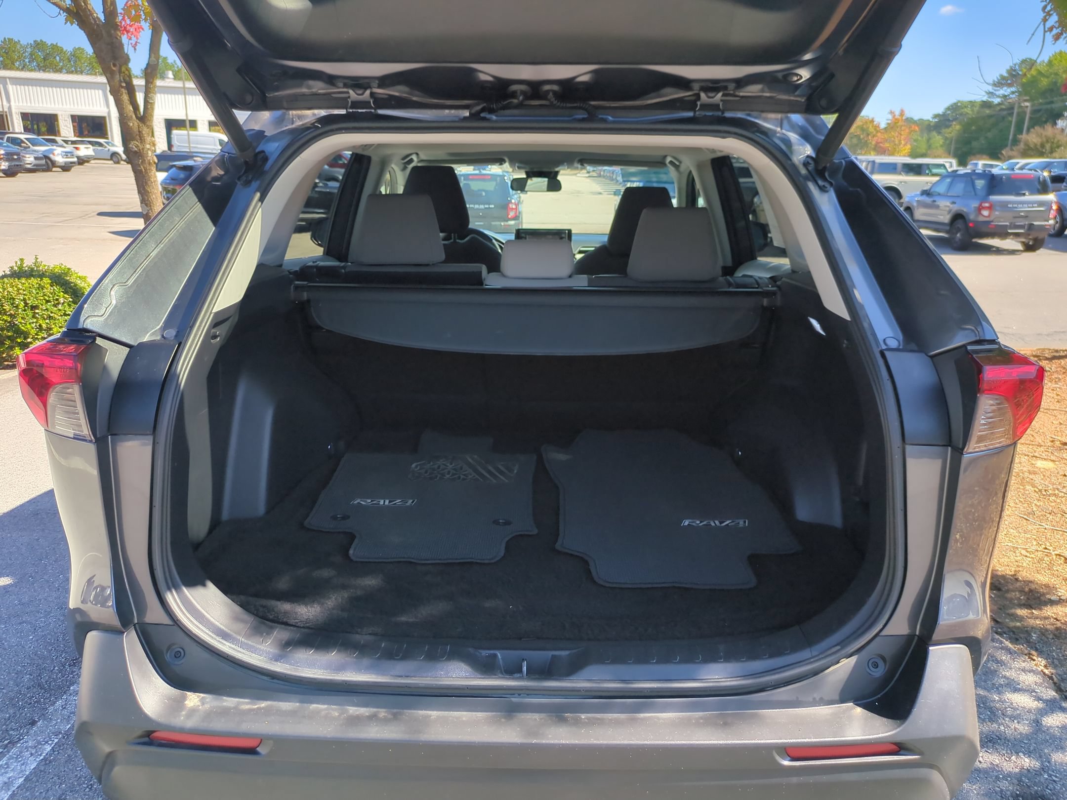 Used 2019 Toyota RAV4 XLE FWD image 30