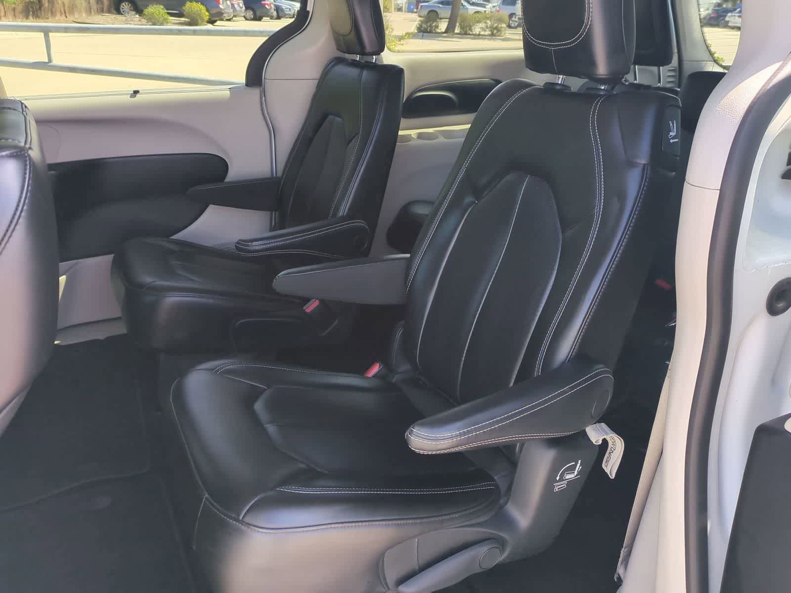 Used 2023 Chrysler Pacifica Touring-L FWD image 23