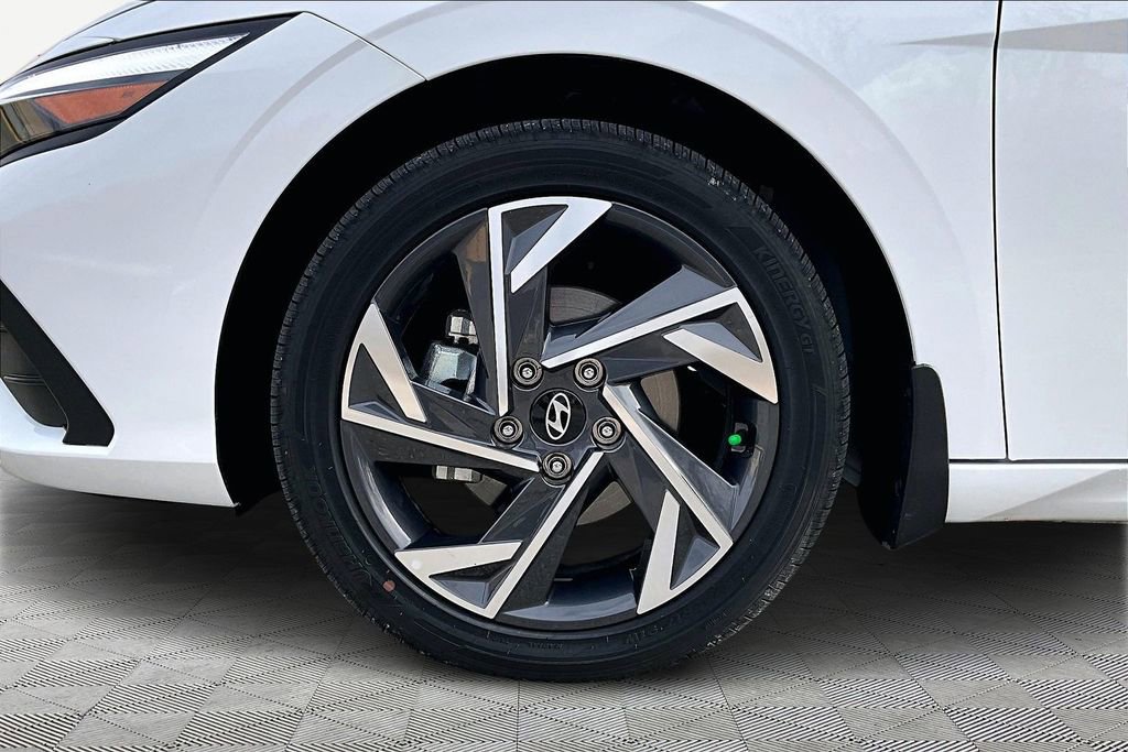 Certified 2025 Hyundai Elantra SEL image 9