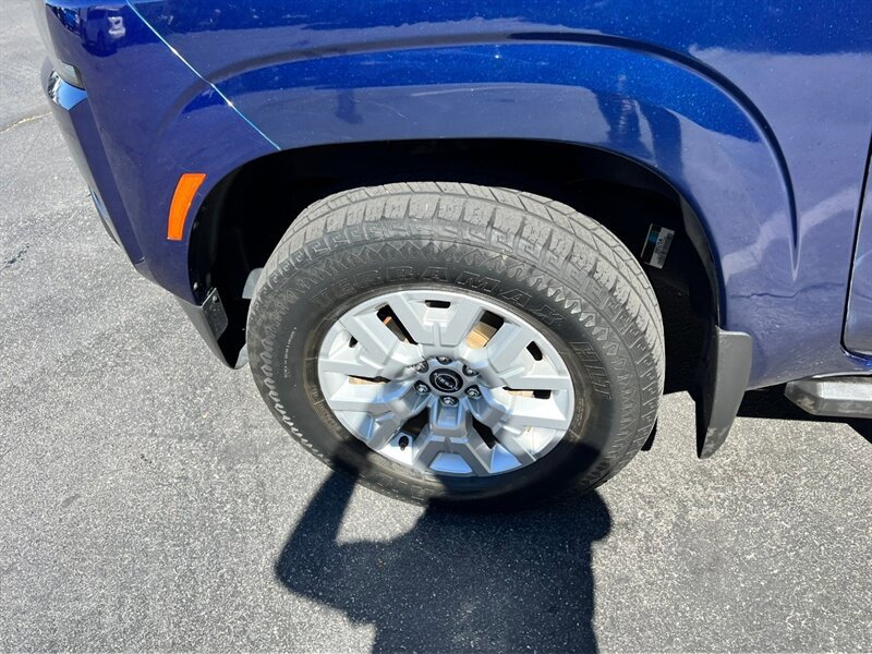 Used 2022 Nissan Frontier SV w/ Graphics Package AWD/4WD image 14