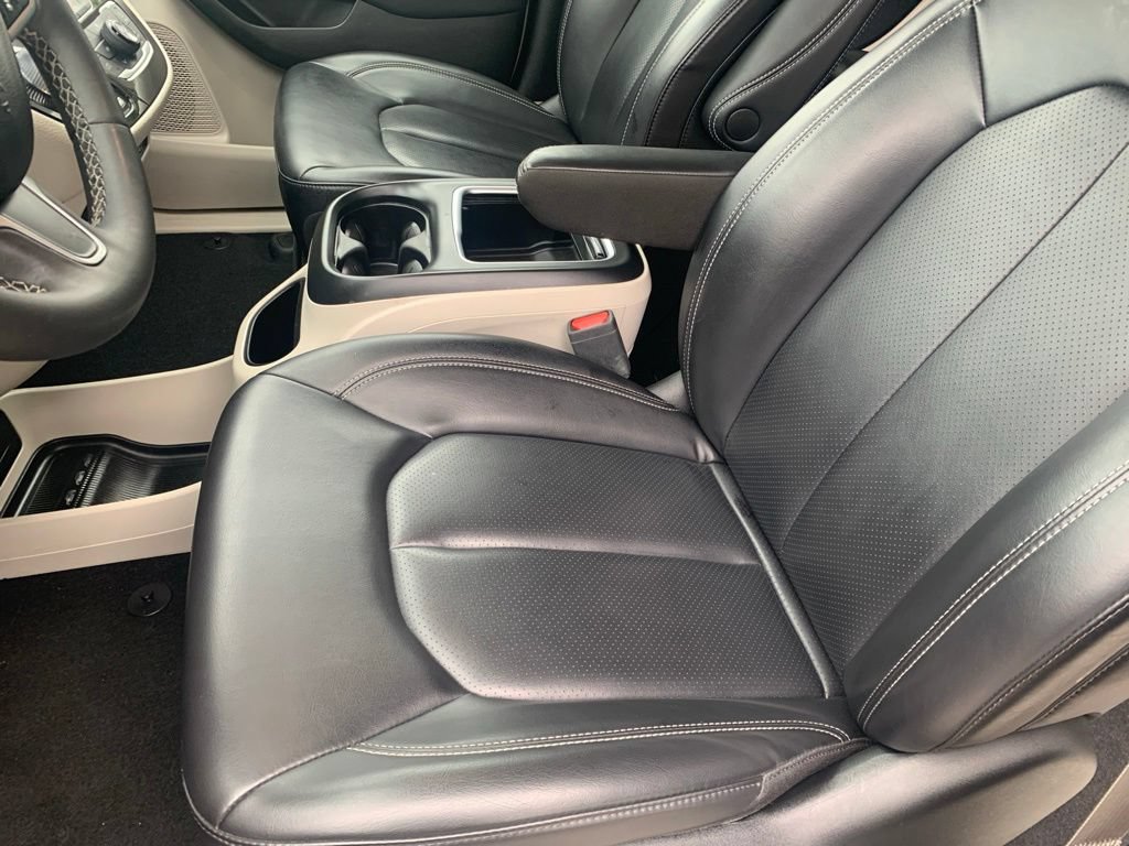 Used 2023 Chrysler Pacifica Touring-L FWD image 14