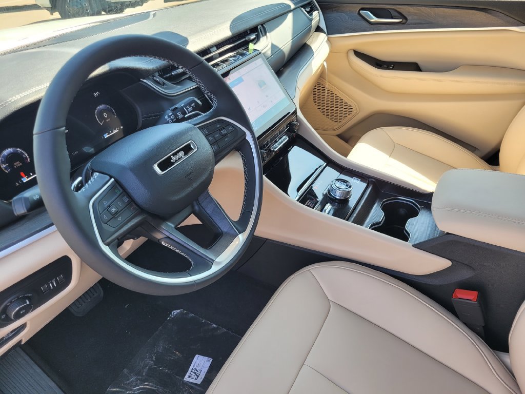 New 2025 Jeep Grand Cherokee L Limited w/ Black Appearance Package AWD/4WD image 6