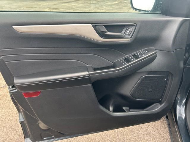 Used 2022 Ford Escape SE w/ Cold Weather Package image 12