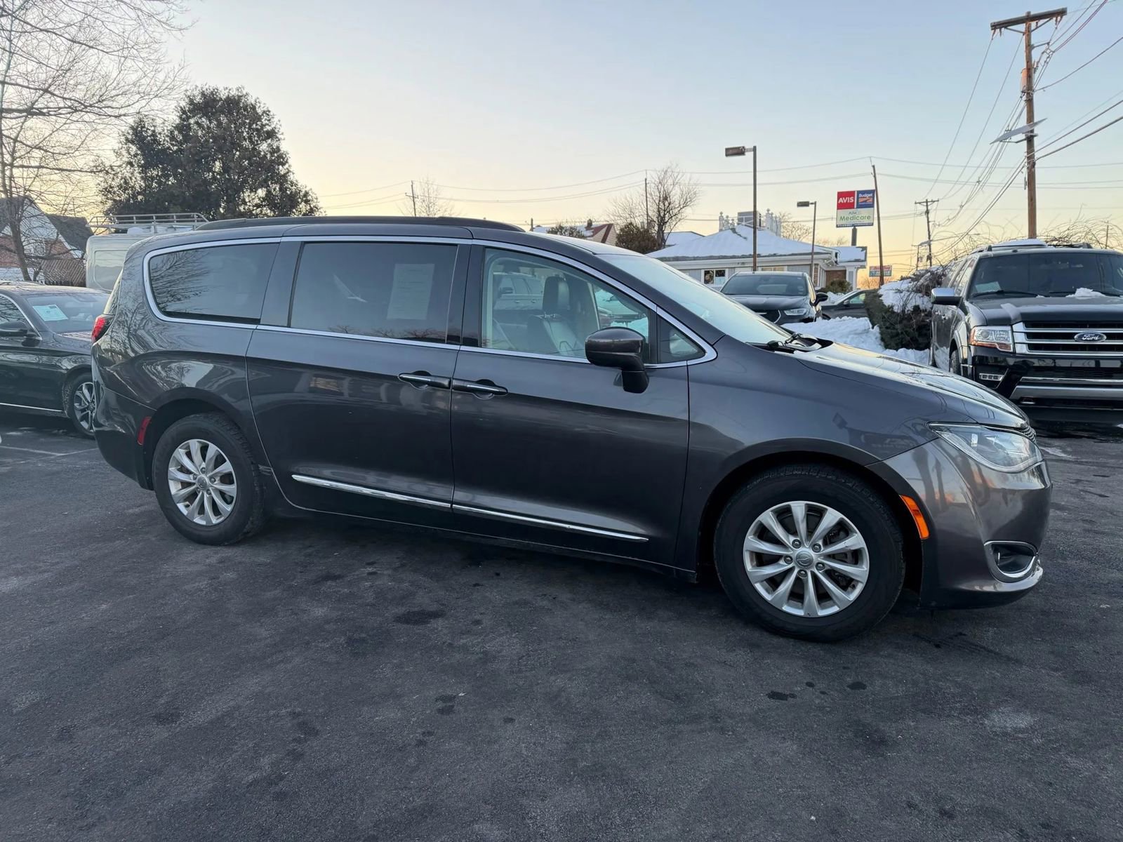 Used 2017 Chrysler Pacifica Touring-L image 9