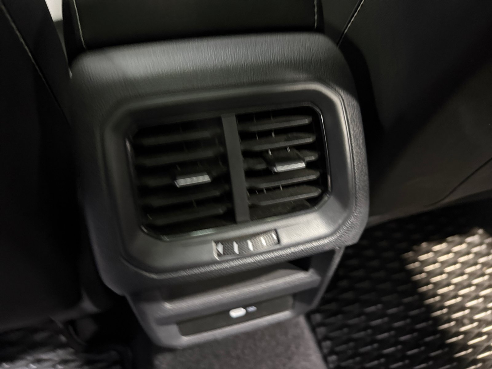 Used 2023 Volkswagen Taos SE w/ Panoramic Sunroof Package FWD image 32