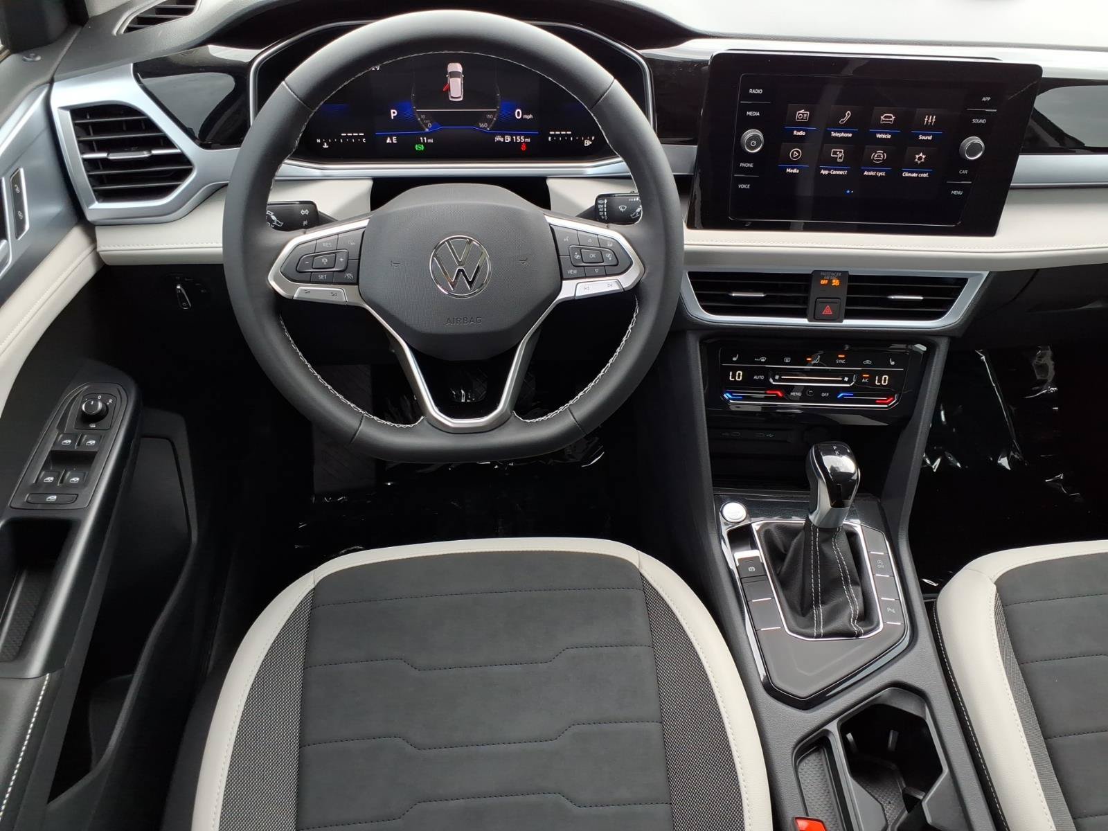 New 2026 Volkswagen Taos SE FWD image 16