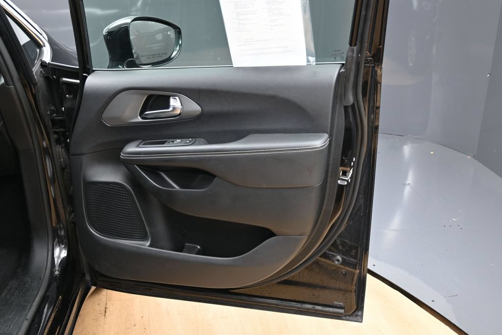 Used 2025 Chrysler Pacifica Select FWD image 40