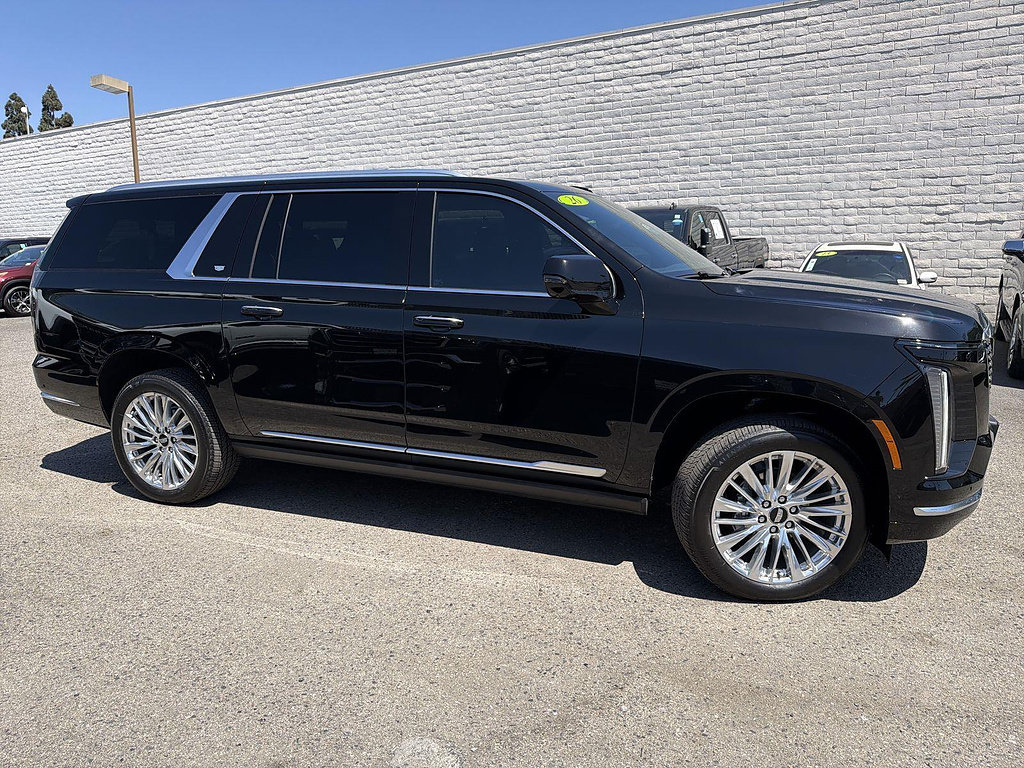 Used 2026 Cadillac Escalade ESV Luxury RWD image 4