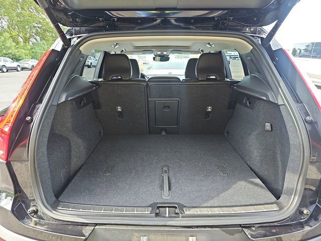Used 2024 Volvo XC40 B5 Plus image 16