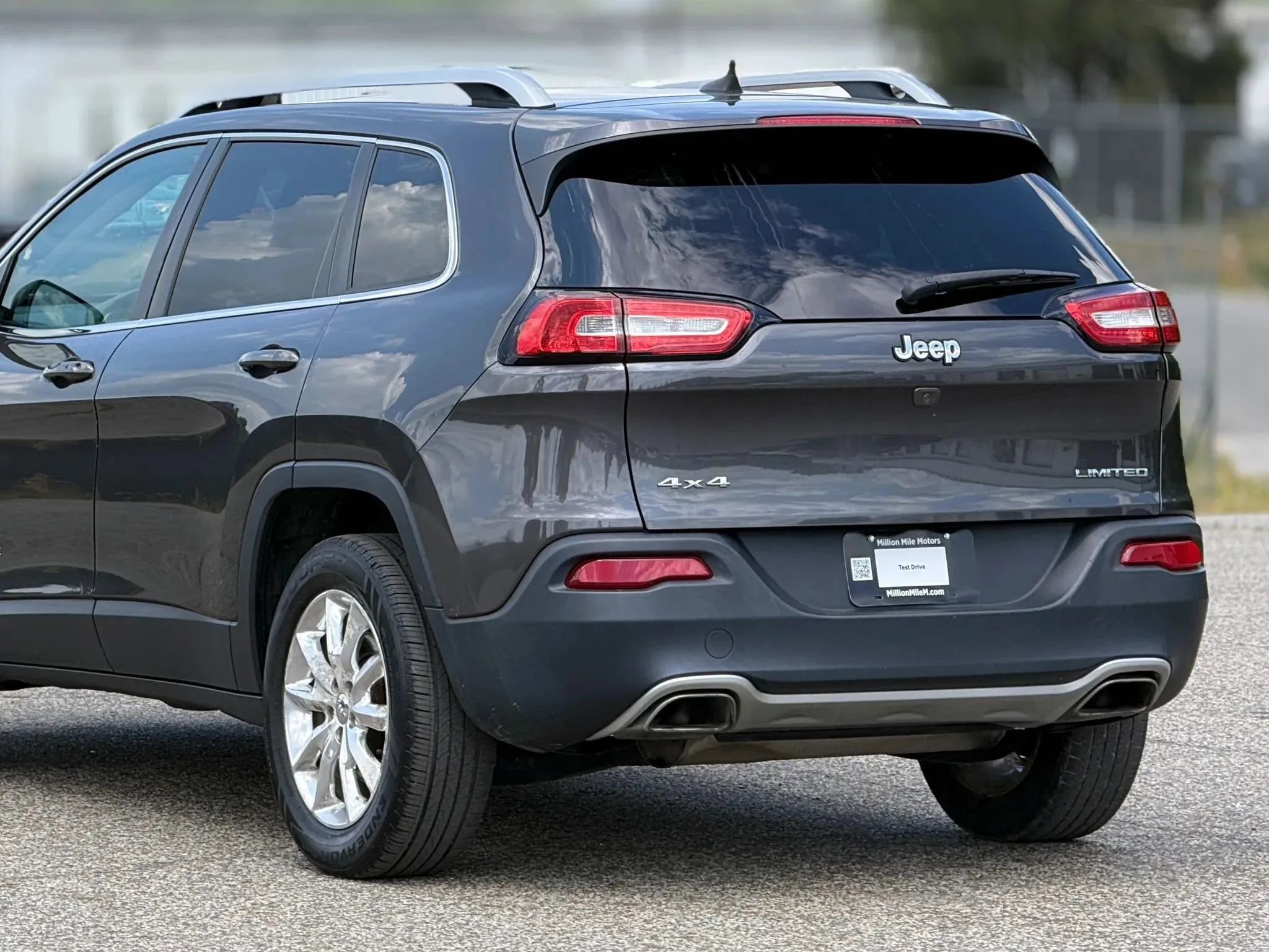 Used 2016 Jeep Cherokee Limited AWD/4WD image 16