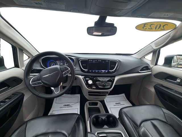 Used 2023 Chrysler Pacifica Touring-L image 21