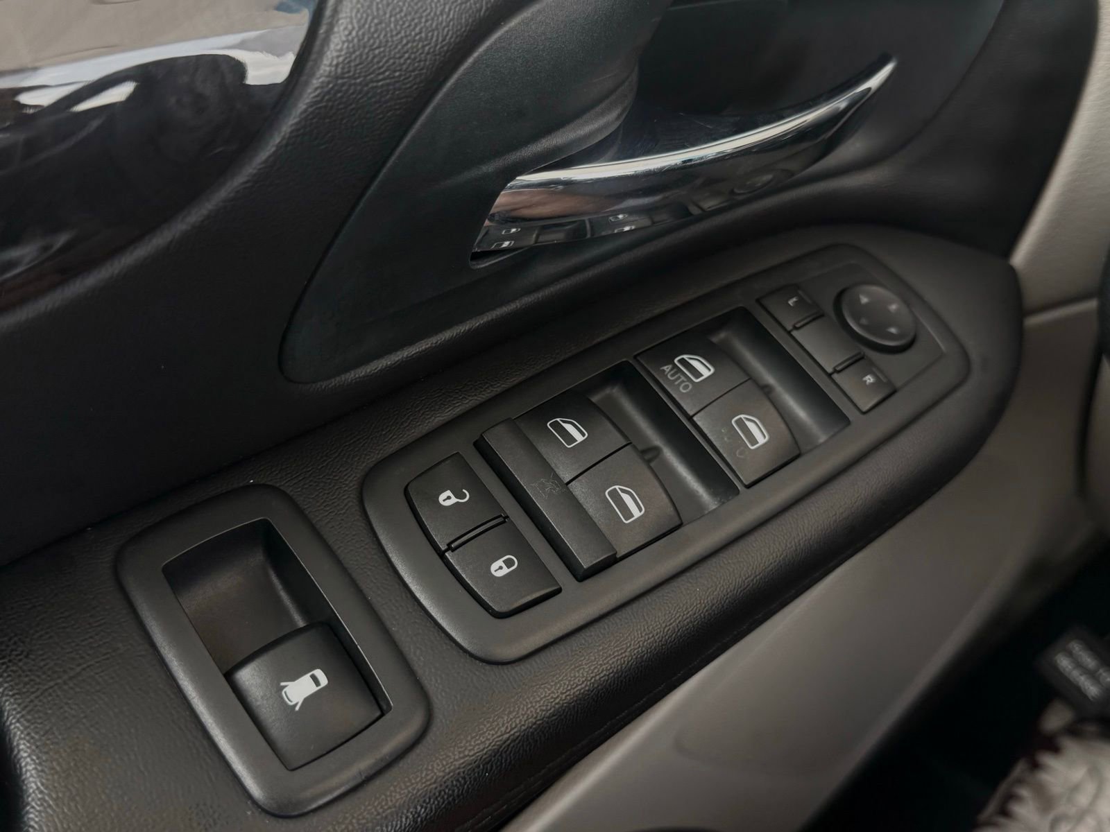 Used 2013 Dodge Grand Caravan SXT image 34