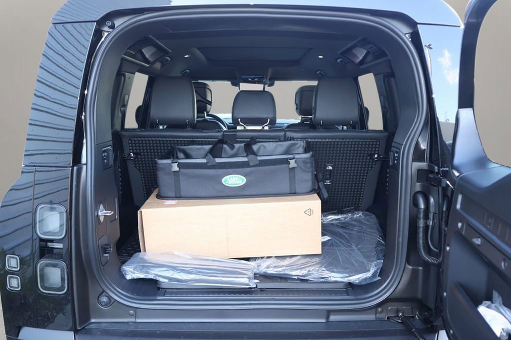 New 2026 Land Rover Defender 110 X-Dynamic SE image 16