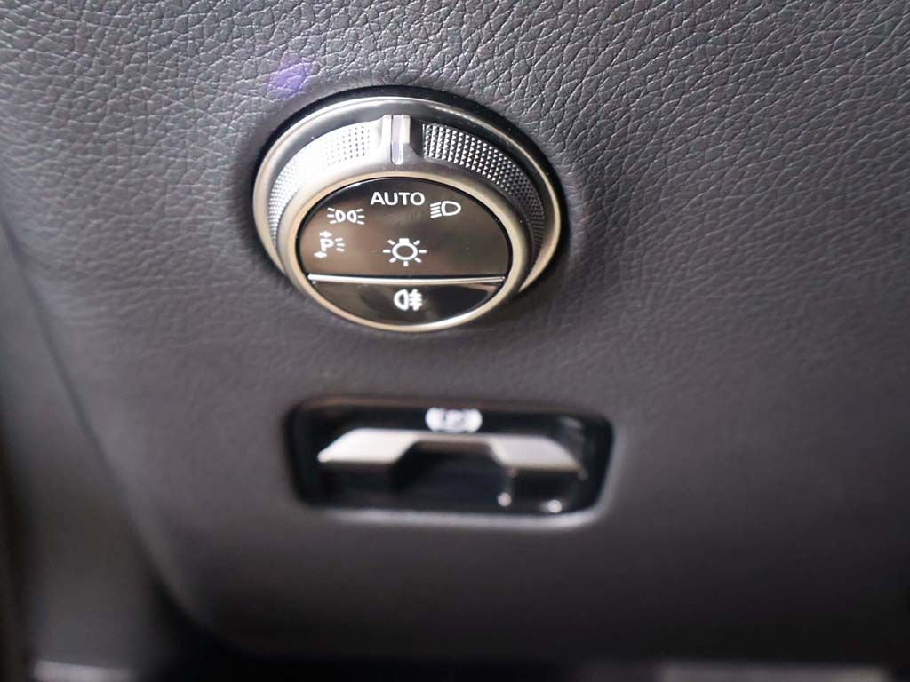 Used 2025 Mercedes-Benz GLC 350e 4MATIC image 38
