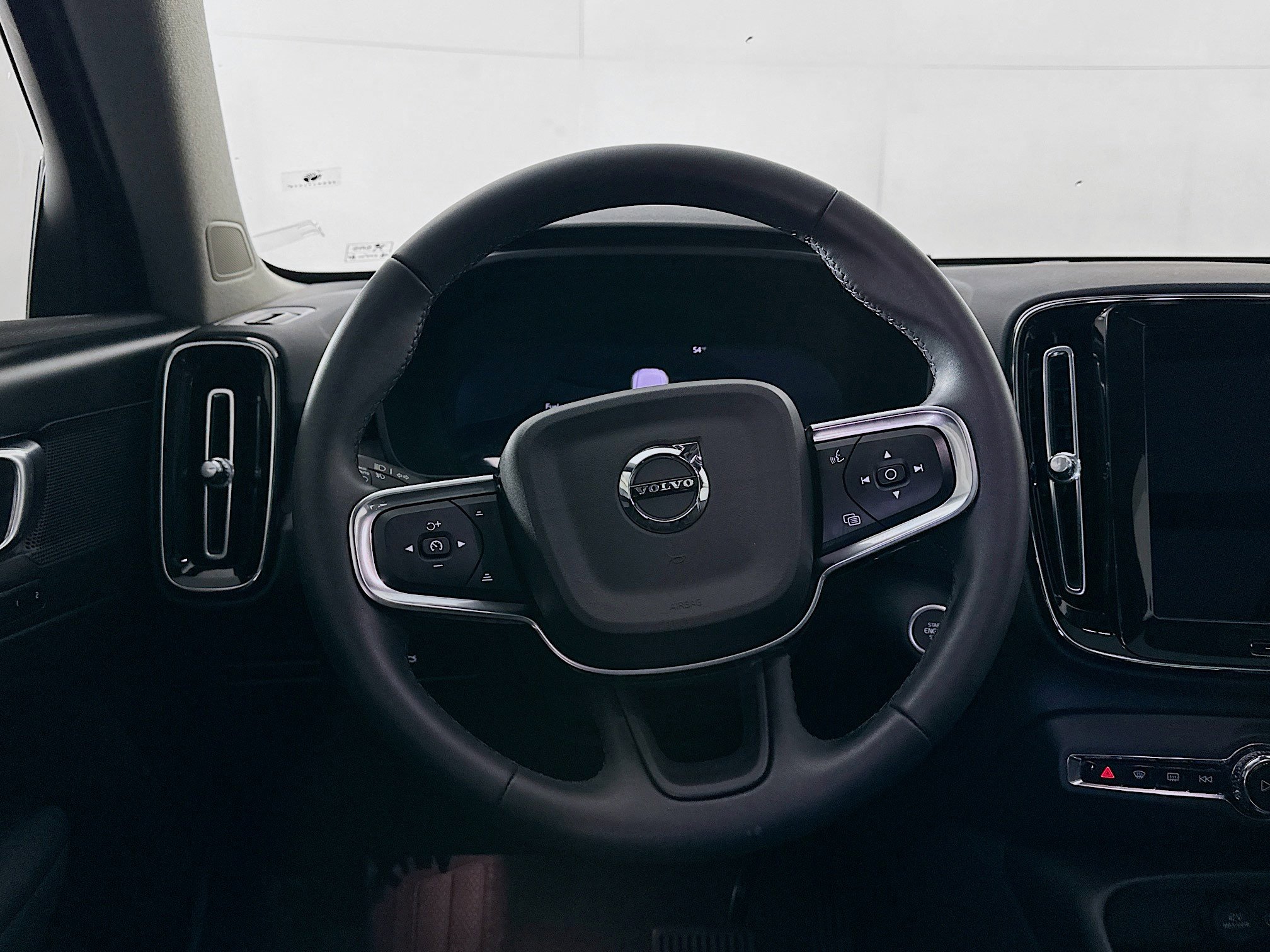 Used 2024 Volvo XC40 B5 Plus image 18