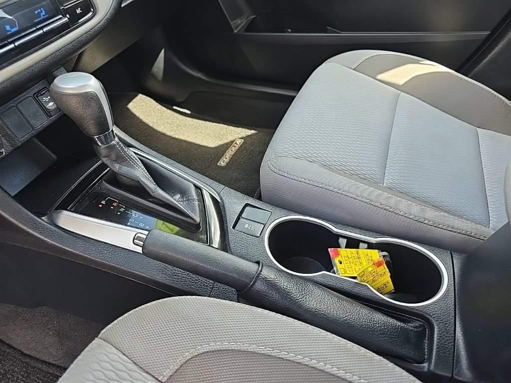 Used 2017 Toyota Corolla LE w/ Carpet Mat Package (TMS) FWD image 21
